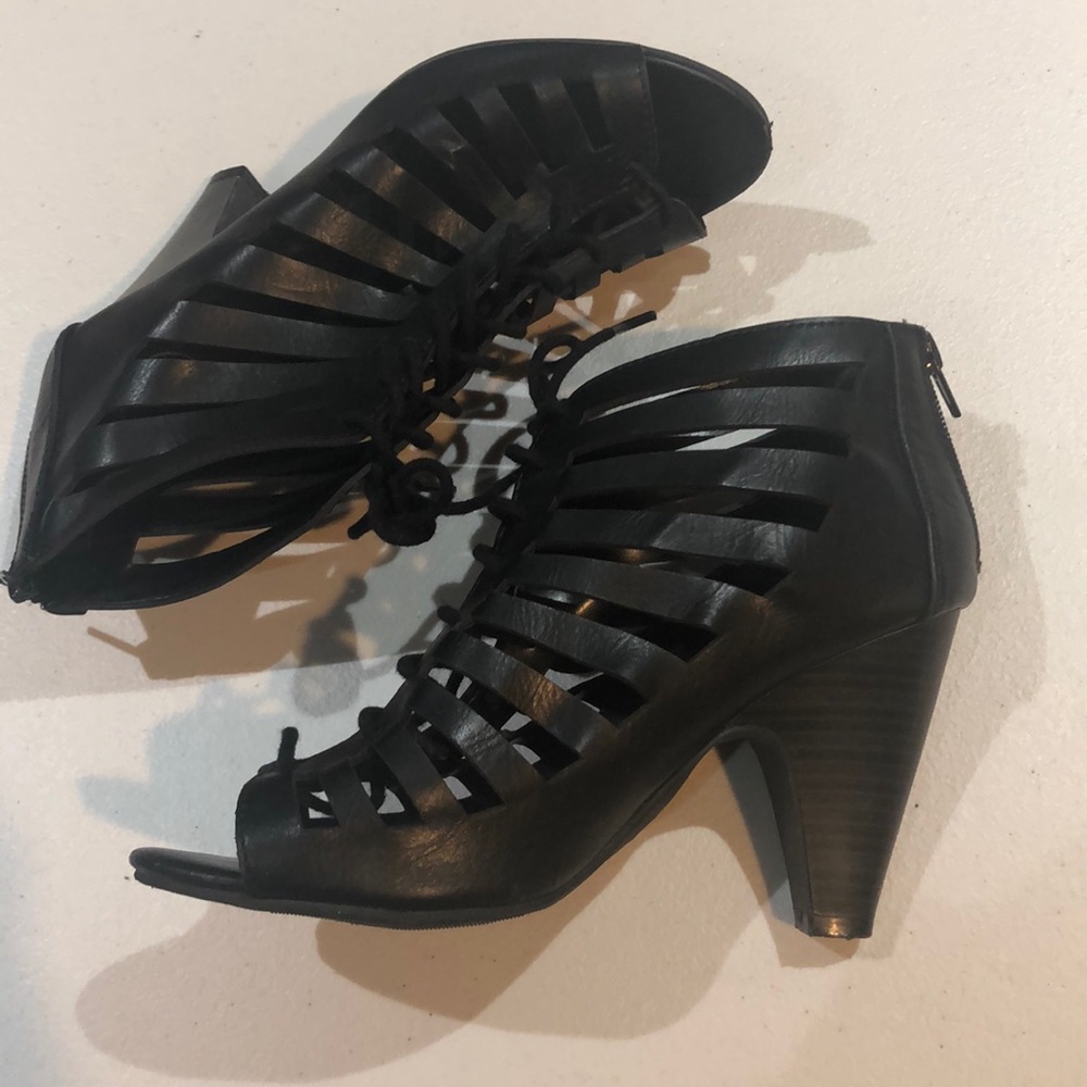 EUC Heart in D Cutout Shoes Size 8.5